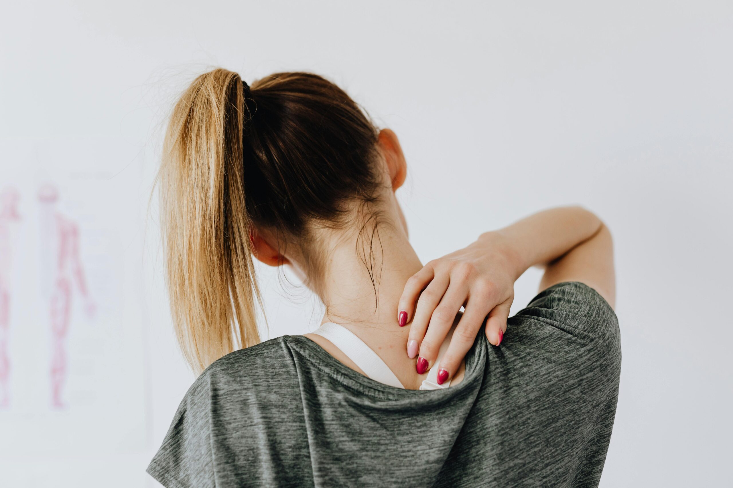 Wann Physiotherapie sinnvoll ist - Frau mit Nackenschmerzen
